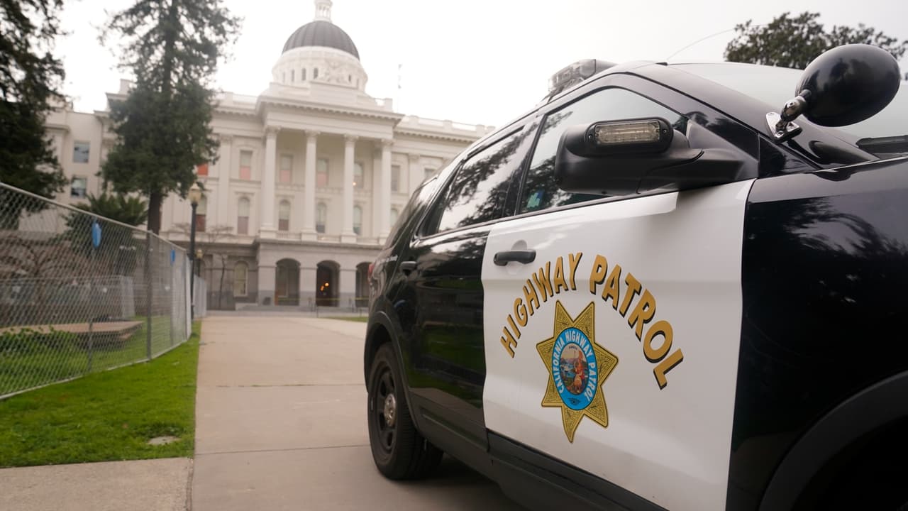 Un vehículo de la Patrulla de Caminos vigilando la entrada al Capitolio estatal.
