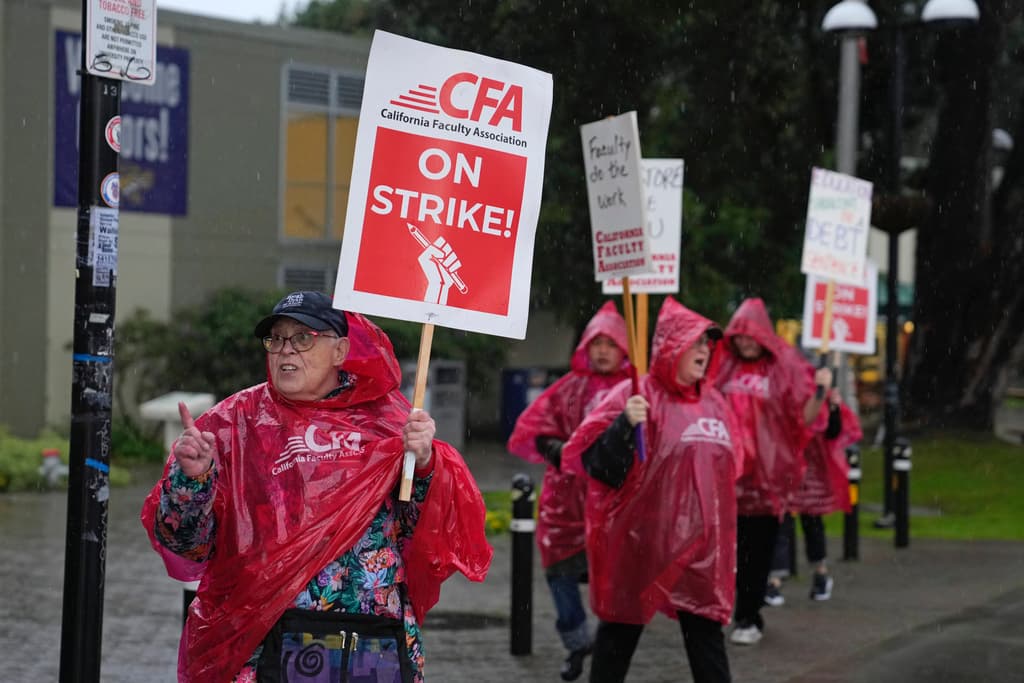 Las clases podrían cancelarse para los 450,000 estudiantes del sistema. Los trabajadores en huelga alegan salarios fluctuantes y condiciones de trabajo insatisfactorias.