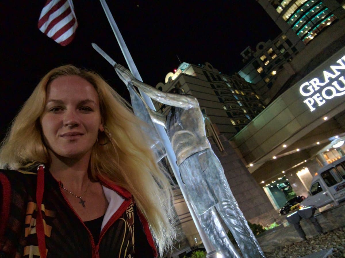 La peleadora que representa a Perú lanzó 230 golpes a su oponente Priscila ‘Pedrita’ Cachoeira y la dejó fuera de actividad seis meses.