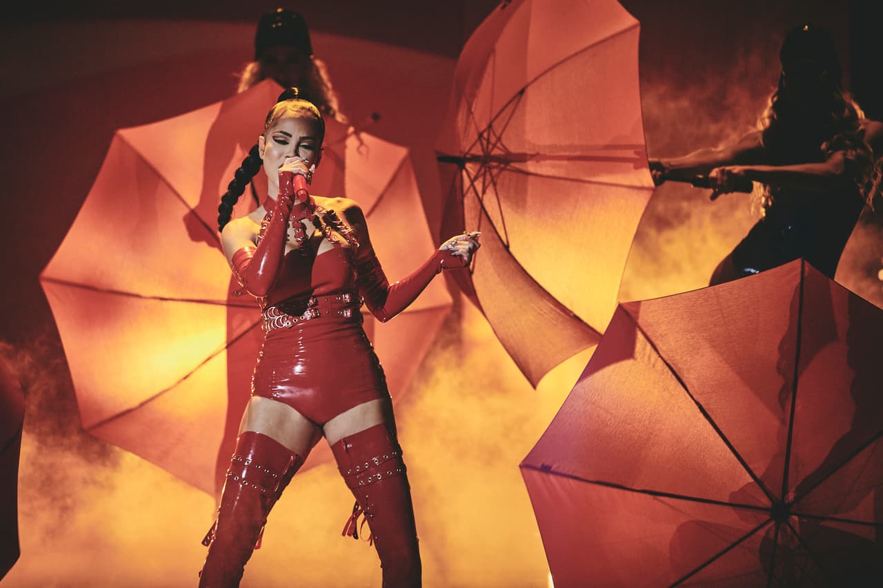 Natti Natasha sorprendió en el escenario con su look y colorido escenario.