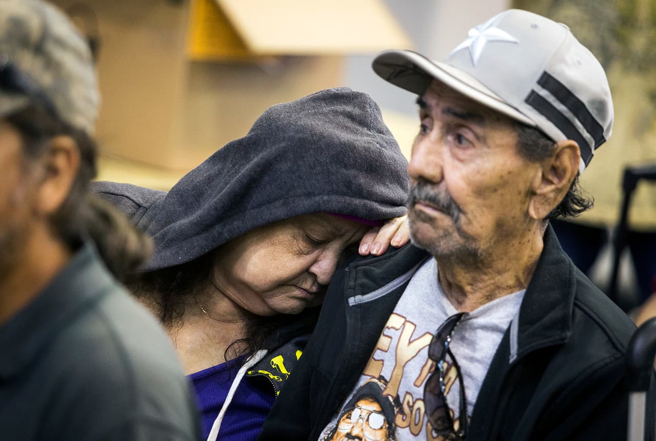 Guadalupe Guerra espera junto a su esposo Ray con quién abordará abordar un autobús que se dirigirá a San Antonio, para resguardarse del huracán Harvey.