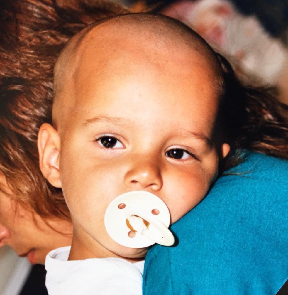 "Para volver a ser niño, solo es cuestión de taparse los oídos y reír fuerte una vez más", dijo el actor Brandon Peniche, a quien vemos con un chupón en esta fotografía.