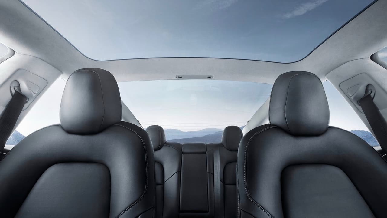 La sensación de amplitud en la cabina del Tesla Model 3 es acentuada por su techo de vidrio, el cual afortunadamente ofrece protección ultravioleta.
