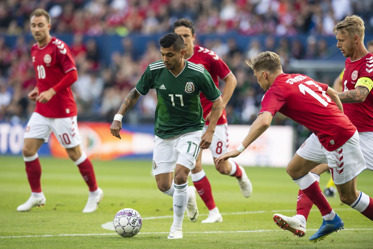 Jesús Corona (17) conduce el balón entre cuatro marcadores daneses, mostrando su velocidad, su calidad y talento para conducir el esférico. Por mucho, 'Tecatito' el mejor del Tri en el primer medio.