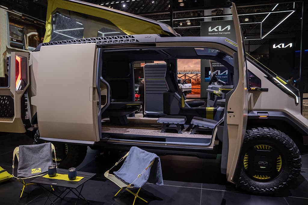 Entre los más de 1,000 vehículos en exhibición se ve esta 
<b>Kia WKNDR, eléctrica,</b> que para algunas personas funciona también de vivienda.