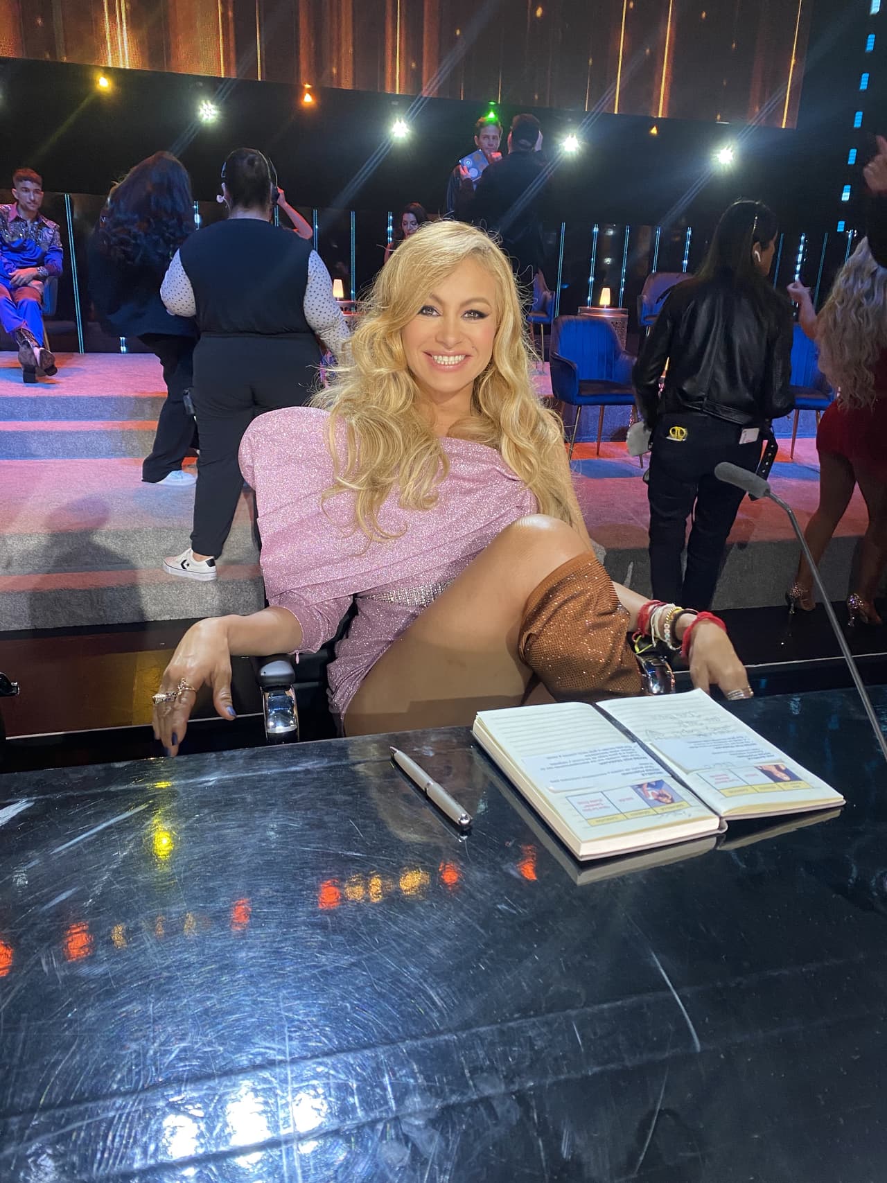 Fiel a su costumbre,
<b> Paulina Rubio</b> sorprendió a la audiencia con un espectacular vestido rosado, acompañado por unas botas cafés hasta la pantorilla.