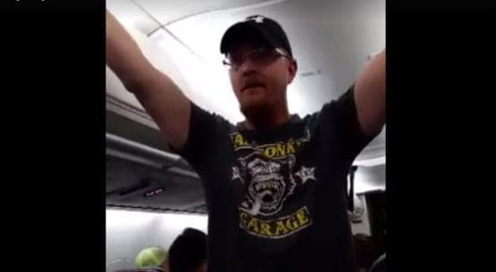 Delta prohíbe de por vida volar en sus aviones a un simpatizante de Donald Trump