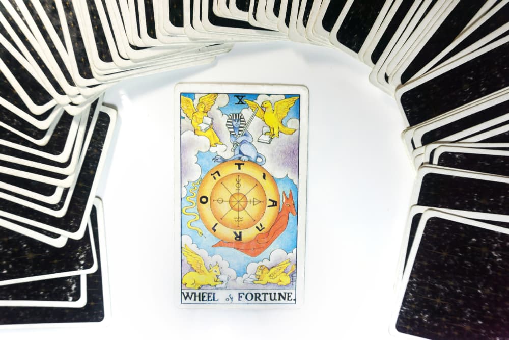 La representación más común de esta carta muestra un disco en el centro, con una esfinge sobre ella. En la rueda están las letras hebreas IHVH que hablan del nombre impronunciable de Dios. Rodeando están las letras TARO, que pueden culminar en TAROT si regresas al punto de partida y, si lo lees al revés, TORÁ, como el libro sagrado.