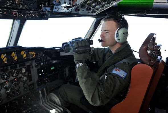 Las autoridades australianas indicaron que la búsqueda con radares del avión malasio desaparecido el pasado 8 de marzo con 239 personas a bordo ha sido infructuosa y replantearon una "estrategia visual" para localizar los posibles restos del aparato en el océano Índico. Dos aeronaves con "observadores entrenados" asomados a las ventanillas rastrean una zona de la extensión de la península Ibérica al suroeste de Australia, mientras otras dos se encuentran en camino para peinar la región donde ayer fueron detectados en unas imágenes de satélite dos objetos que podrían pertenecer a la aeronave. Un avión P3 Orion de las Fuerzas Aéreas australianas regresó este viernes a su base después de sobrevolar sin resultados positivos el lugar, señaló Young. Tony Abbott, declaró que harán "todo lo posible" para encontrar y confirmar si los restos pertenecen al vuelo MH370. "Ahora mismo podrían ser unos contenedores que han caído de un barco, nosotros no sabemos", advirtió Abbott.