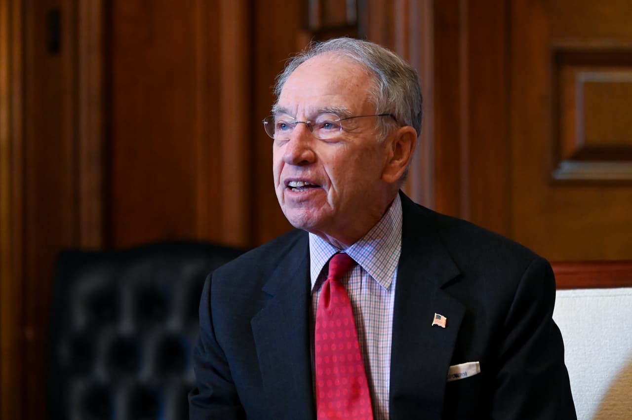 <b>El presidente del Senado</b>, tercero en la línea de sucesión presidencial. Este cargo lo ocupa actualmente el senador republicano por Iowa Chuck Grassley. Desde 1789, el vicepresidente ha sucedido al Presidente ocho veces debido a la muerte del titular y una vez por su renuncia.