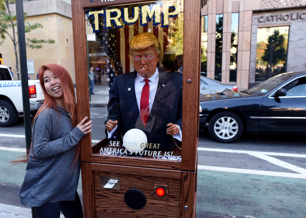 Hay quienes tras escuchar lo que dice, se sacan una foto junto a la atracción "histórica".