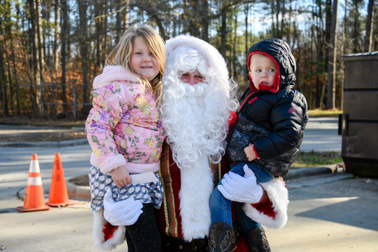 Bomberos de Durham participan en Desfile de Navidad y regalan juguetes en su sede 
