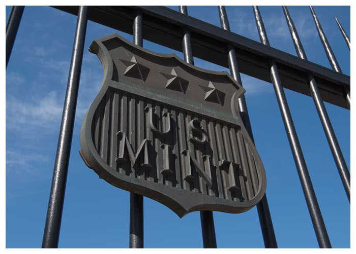 La marca de Mint es la ubicación de la casa de moneda donde se acuñó. Las mismas monedas de diferentes mint pueden tener un precio distinto.