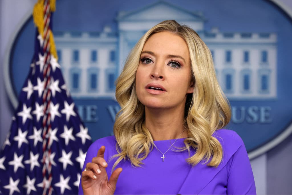 <b>Kayleigh McEnany, secretaria de Prensa: </b>McEnany apareció en Fox News el 20 de agosto. En esa entrevista comparó las estrategias de campaña de los dos candidatos asegurando. El 23 de octubre, durante un encuentro con los medios en la Casa Blanca, aseguró que Joe Biden "no va a pelerar por el pueblo estadounidense" como aseguró ella que lo haría el presidente Trump, de ser reelecto.