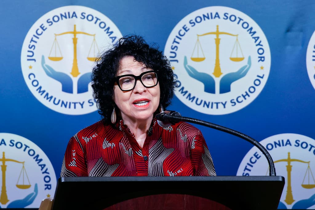 La jueza de la Corte Suprema celebró la apertura de la escuela, recordando que "la igualdad entre las personas en los Estados Unidos no será una realidad hasta que todos los niños tengan igual acceso a educación".