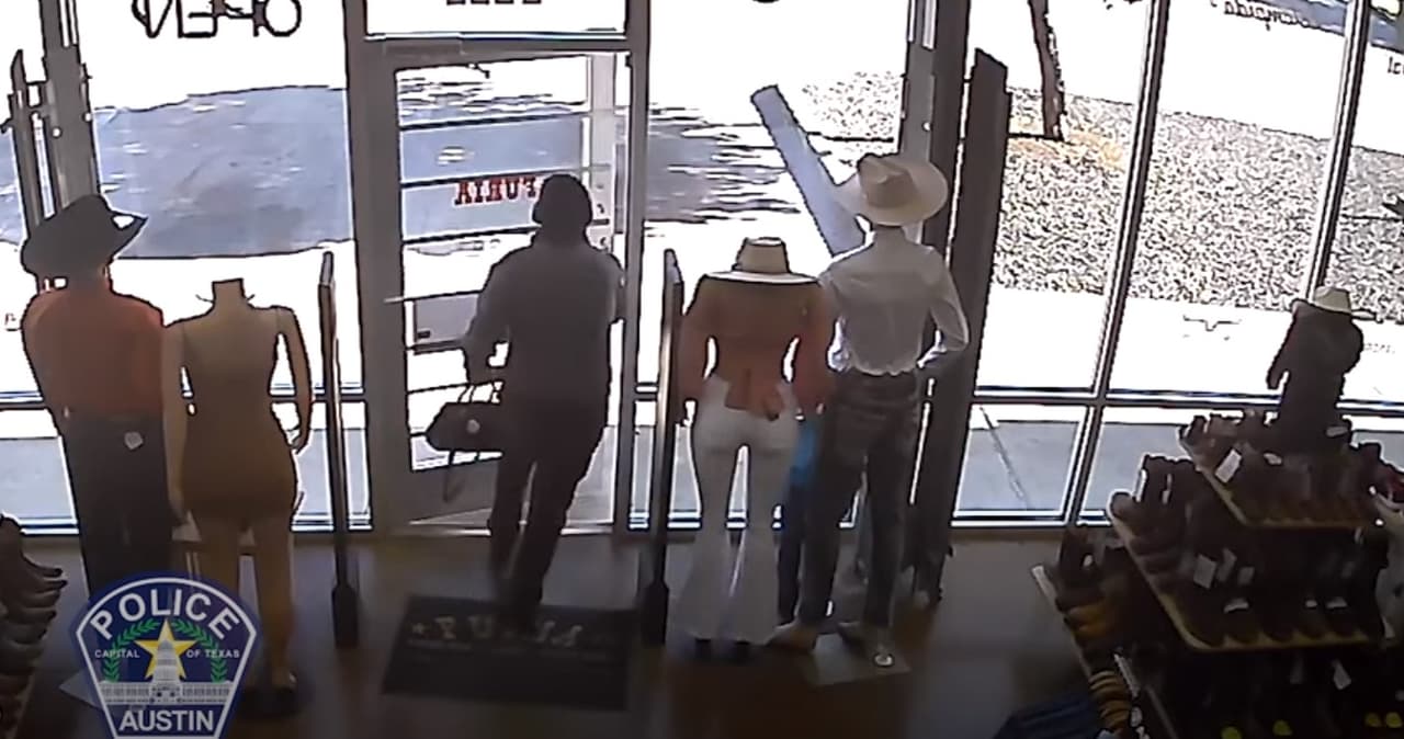 Entonce se fue corriendo de la tienda, tanto con el dinero y el bolso de la empleada en mano.