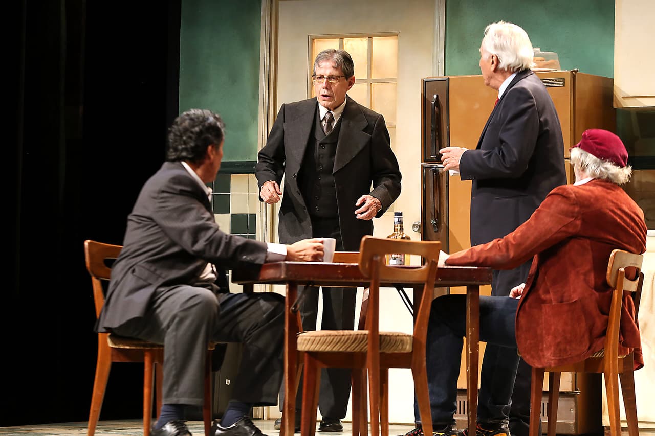 El cáncer no ha sido impedimento para que Héctor pueda de trabajar. Hasta hace unas semanas se presentaba en la obra de teatro 'Los mosqueteros del rey' y actualmente se encuentra en el rodaje de la cinta.
<br>