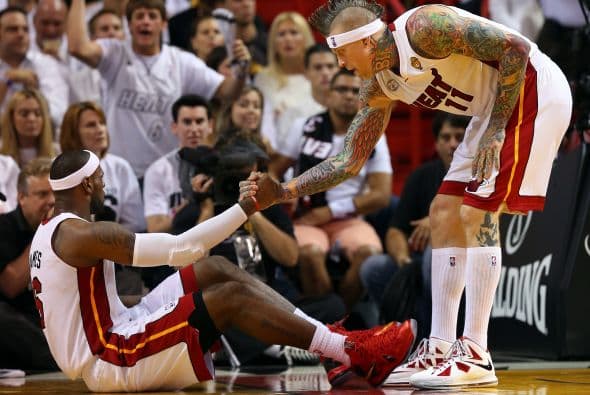 Habrá séptimo juego entre los Spurs y los Heat (30 fotos) ¡Locura total! Un juego electrizante, inolvidable, donde ambos equipos dieron una demostración inolvidable en el American Airlines Arena, manteniendo en vilo a los fanáticos en San Antonio y en Miami, primero durante los 48 minutos regulares y después en los 5 minutos de OT. .Tim Duncan, con una clásica demostración durante todo el partido, anotó más tantos en la primera mitad que la combinación de los 3 de Miami, Wade-James-Bosh 25/21, facilitando que los Spurs dominaran al Heat hasta comenzar el cuarto período, cuando Miami llevo a cabo un cambio de jugadores. Cuando solo faltaban 5 segundos para coronarse campeones los San Antonio Spurs, el incomparable Ray Allen empató el partido con un tiro de 3 puntos, forzando el OT. Con 1:43 en el reloj, LeBron James (triple/doble, 32 puntos, 11 asistencias y 10 rebotes) encaramó al Heat 101-100, y al concluir el OT, de nuevo Allen realizó una formidable jugada defensiva, dando dos puntos más al Heat, que terminó, a pesar de los umpires y para desconcierto de los comentaristas que daban el cetro a San Antonio, 103-101 sobre los Spurs. .