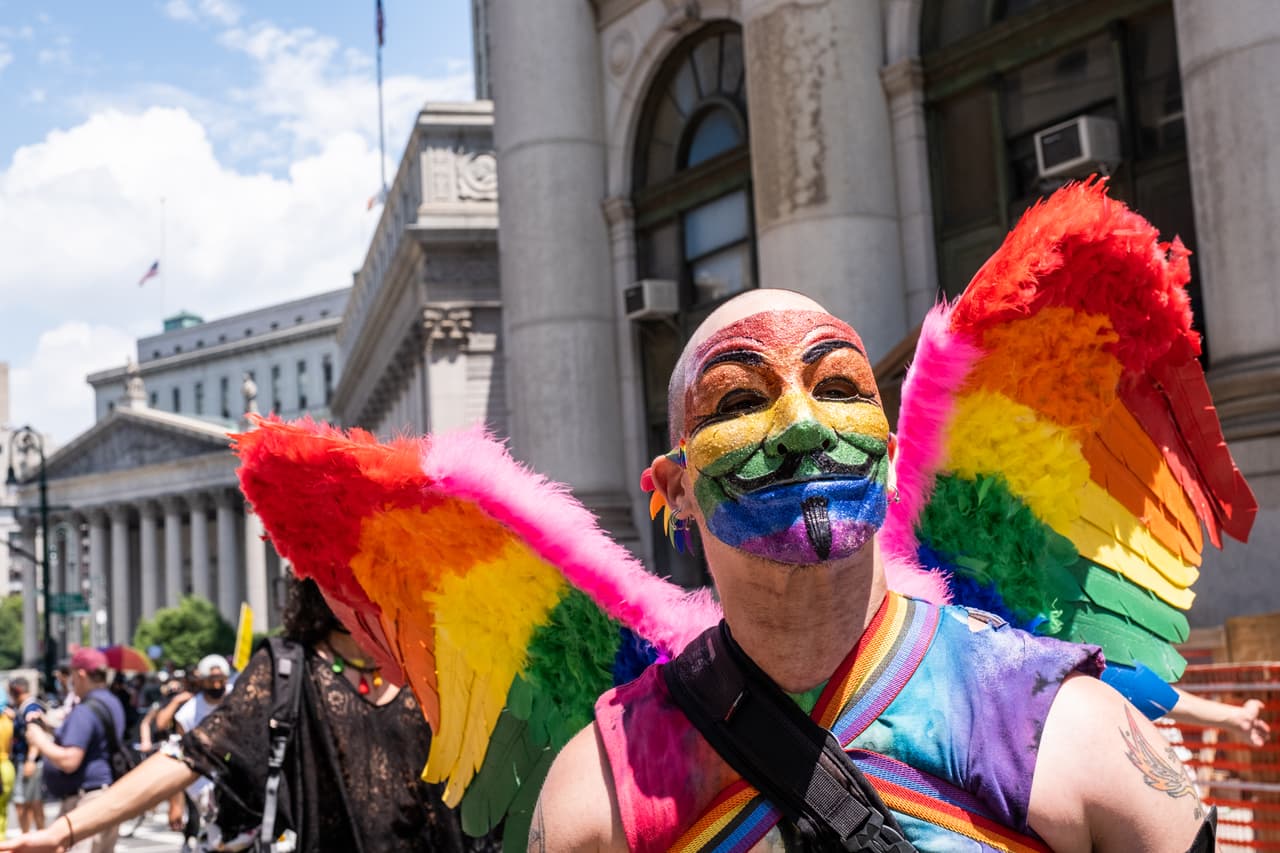 Organizada por Reclaim Pride Coalition (Coalición para recuperar el Orgullo), que aglutina a unos 50 grupos activistas, la
<a href="https://www.univision.com/temas/manifestaciones">manifestación</a> se dio cita poco antes de que acabara el "show" virtual cerca de la Alcaldía de Nueva York,
<b>donde decenas de personas han acampado para reclamar que se retiren 1,000 millones de dólares en fondos a la Policía local y se destinen a la comunidad negra.</b>
<br>