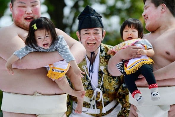 El ritual tiene lugar en todo Japón, pero es más comúnmente realizado estudiantes de sumos en el templo budista de Sensoji en Tokio.