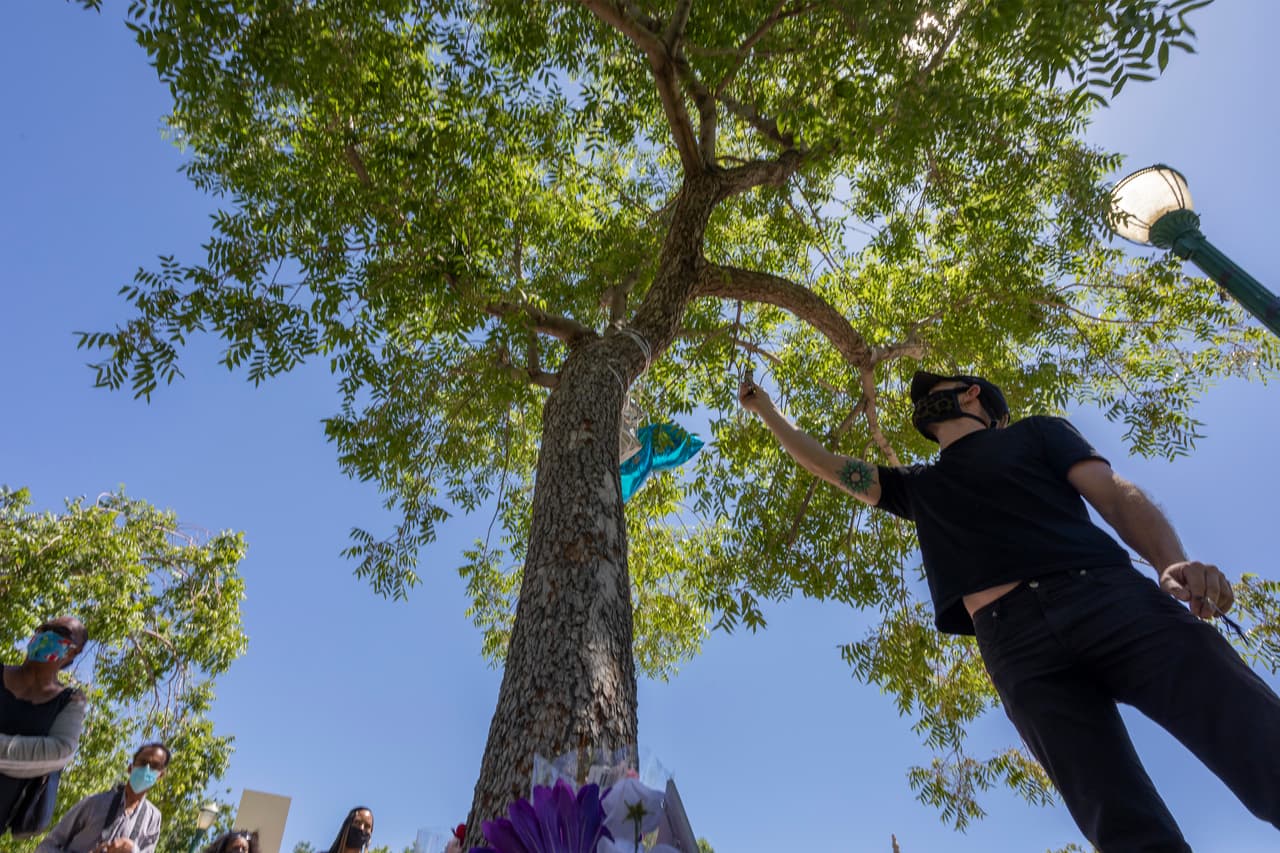 "Todos lamentamos la pérdida de este joven y nuestros corazones están con su familia y amigos durante este momento difícil", dijo el alcalde de Palmdale, Steve Hofbauer. "También
<b>entendemos el llamado de la comunidad para una investigación completa de esta muerte, y estamos pidiendo lo mismo"</b>.