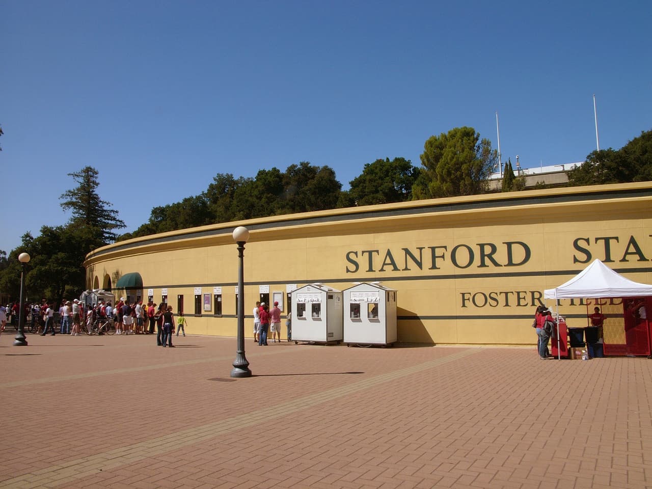 Otra universidad que se unió fue Stanford, en California. 
<b><a href="http://releases.jhu.edu/2017/06/05/climate-change-statement/">En un comunicado conjunto</a></b>, los presidentes de las 12 universidades líderes en investigación, conocidas como el grupo “
<i>Ivy Plus</i>”, declararon que “el consenso científico es claro” y que el clima está cambiando en gran parte por “la actividad humana”.