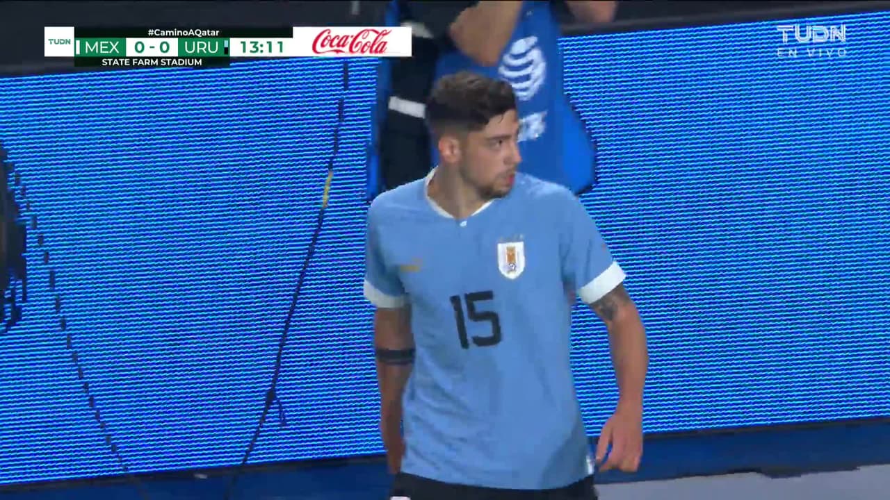 ¡CERCA! Federico Valverde disparó que se estrella en el poste.