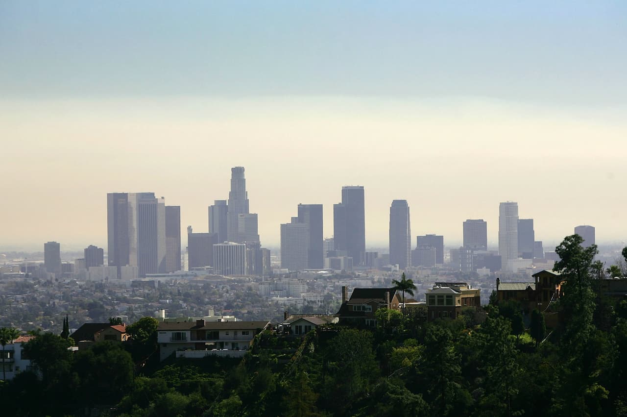 <b>Los Ángeles es el condado que más cerca se halla del promedio estatal (4.0%)</b>, sin embargo, algunas de sus ciudades superan el promedio del condado que es de 4.5%. Compton, Irwindale, Lancaster, Palmdale y Commerce son aquellas ciudades que sobrepasan el 6% de cesantía. 
<b>En total, en el condado hay 228 mil 800 personas desempleadas. </b>