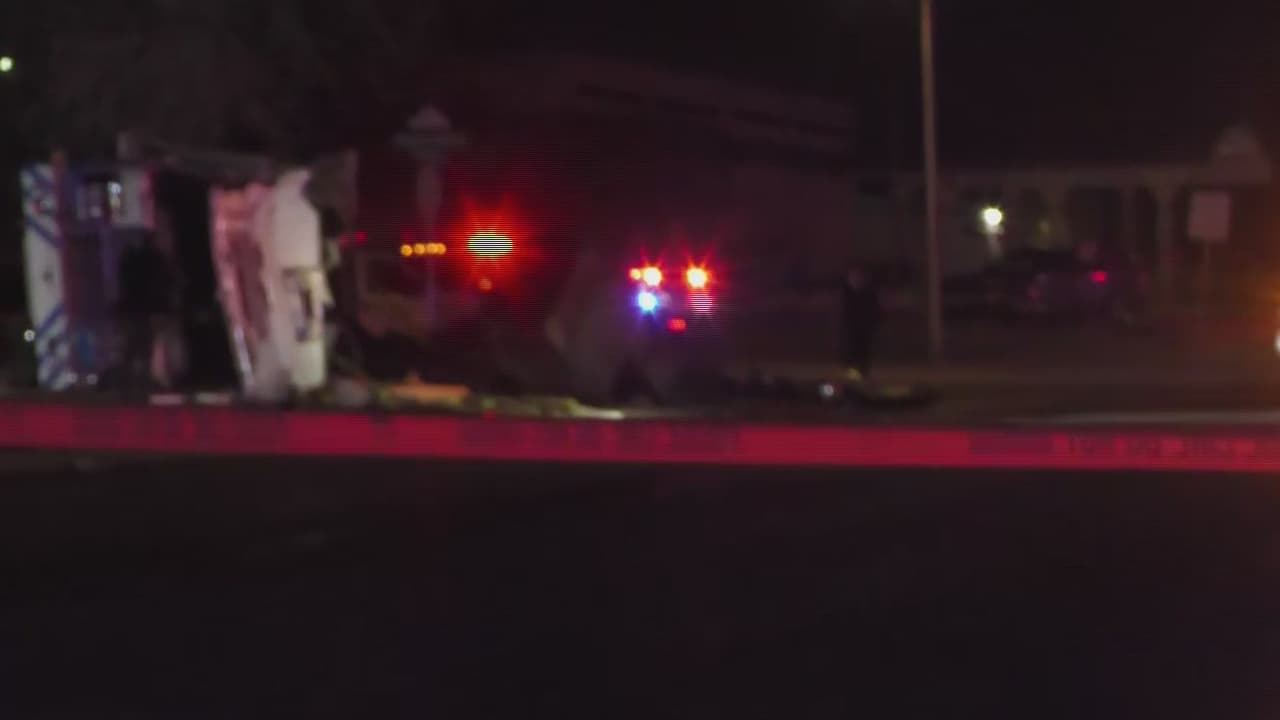 Un camión de bomberos en Fort Worth, Texas, volcó dejando cuatro bomberos heridos, uno en estado crítico. El camión se dirigía a un incendio cuando ocurrió el accidente. Las autoridades investigan el incidente.