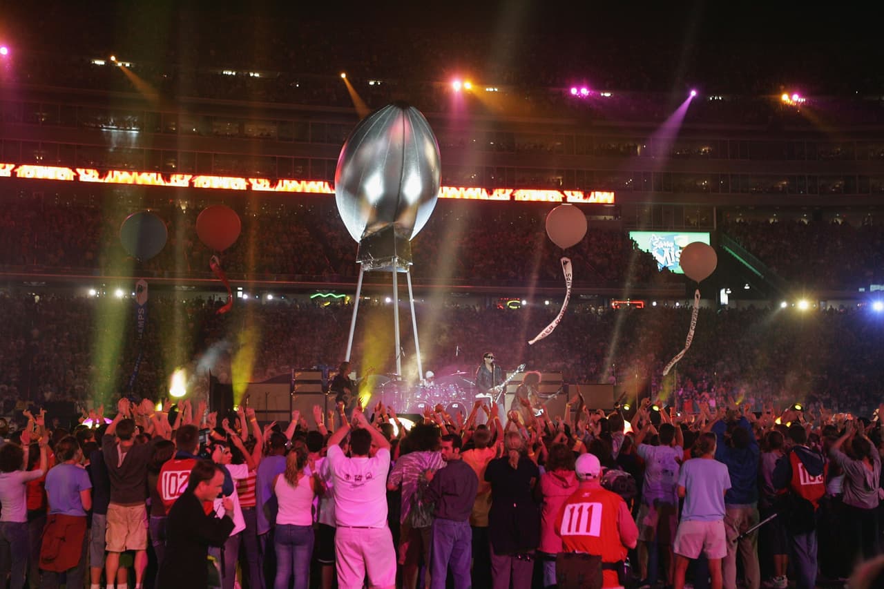 El primer juego de la temporada suele ser precedido de un espectáculo, sin embargo, debido a lo ocurrido en el Super Bowl XXXVIII, se habían cancelado los planes de un concierto en el Kickoff.