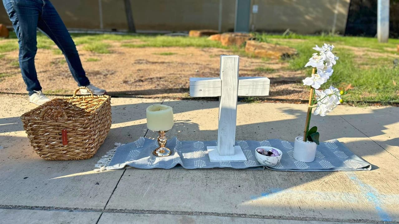 Cada lunes al amanecer, oran por los migrantes detenidos en la Corte de Inmigración de San Antonio.