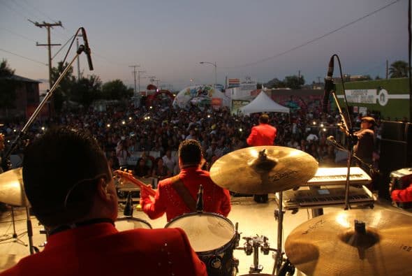 Cientos de personas disfrutaron de la tremenda celebración del Latin Grammy Street Party en Phoenix, donde estuvieron presentes varias agrupaciones nominadas a los premios GRAMMY® Latino incluyendo: Conjunto Primavera, Voz de Mando y Los Canarios de Michoacán. Esta fenomenal fiesta es un preámbulo a la gran noche de la música con la edición 15 de los premios anuales del GRAMMY Latino. Además de disfrutar de lo mejor de la música, los fans pudieron ganar premios y conocer a personalidades de Televisión y Radio de Univisión Arizona.