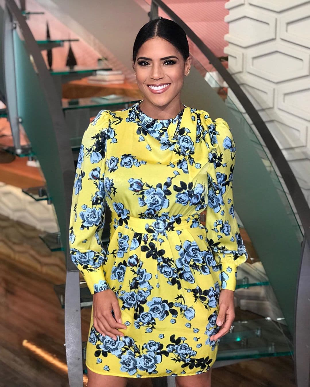 Con los vestidos también puedes pronunciar ligeramente los hombros, así como lo hizo la exreina de Nuestra Belleza Latina en este look.