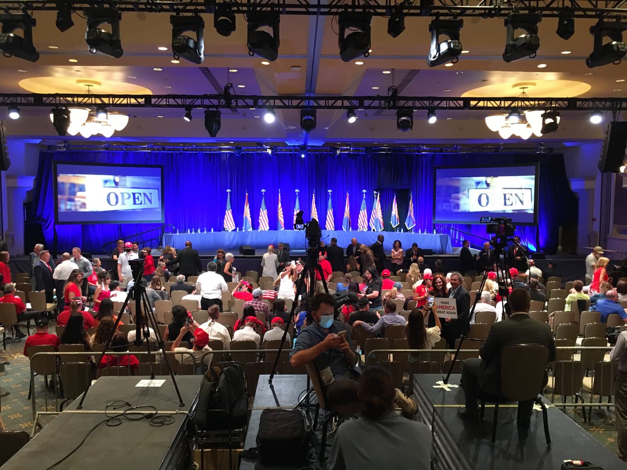 Decenas de personas llegaron al Arizona Grand Resort para escuchar al presidente Donald Trump en su quinta visita a Arizona para su campaña de reelección.