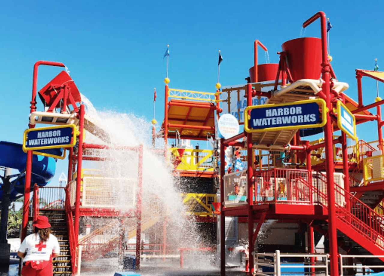 <b><a href="https://www.knotts.com/soak-city" target="_blank">Knott's Soak City.</a> </b>El parque acuático de Knott’s abre este 15 de junio y estará limitado para residentes de California. Los visitantes deben comprar su boleto antes de la visita.
<br>