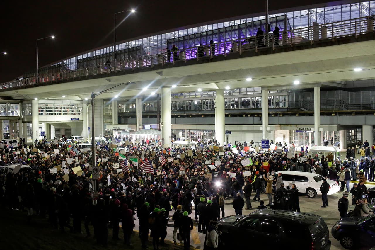 Desde el viernes, fecha en la que se firmó la órden ejecutiva que suspende temporalmente la entrada de todos refugiados y restringe la entrada de personas provenientes de Irak, Siria, Sudán, Libia, Somalia, Irán y Yemen, viajeros de esos países fueron detenidos en aeropuertos del país o se les negó la entrada a vuelos con destino a Estados Unidos.