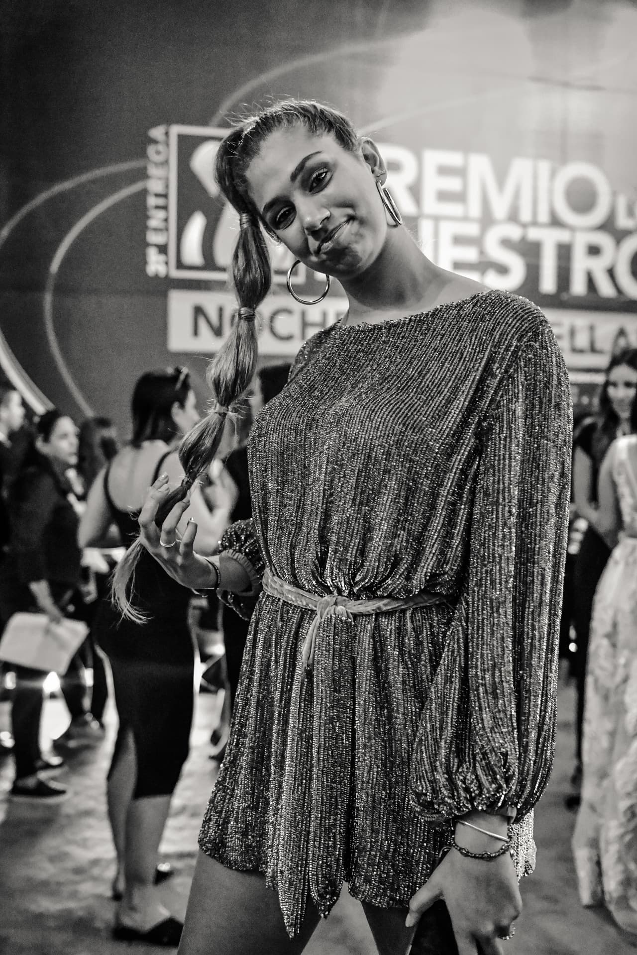 Lina tiene 16 años e 
<a href="https://www.univision.com/entretenimiento/lina-luaces-la-hija-de-lili-estefan-tiene-un-trabajo-sonado-y-es-tener-un-show-como-el-de-una-famosa-presentadora-video" target="_blank">inició su carrera como modelo profesional</a> en marzo de 2018, por lo cual est´a familiarizada con la lente.