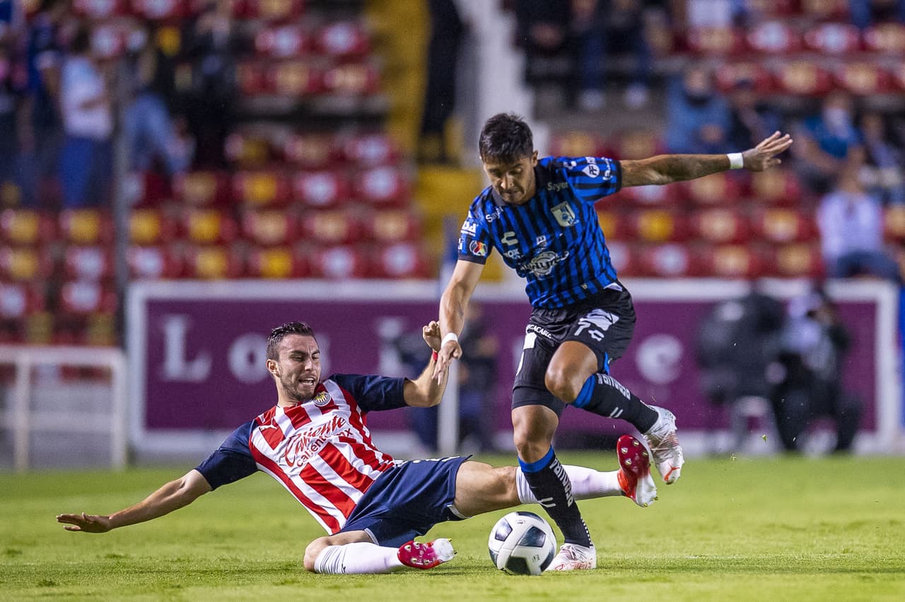 Jonathan Dos Santos es el héroe de la noche, ya que su solitario gol le da un valioso triunfo a Querétaro 1-0 sobre las Chivas.