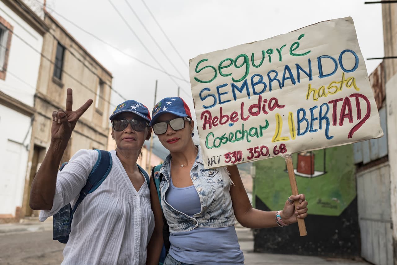 Mayra Garcia y Joselyn Fuentes también son de Cotiza. Las mujeres aseguran que fueron votantes del chavismo, pero ahora apoyan a Juan Guaidó, el presidente de la Asamblea Nacional que este miércoles juró como presidente encargado de Venezuela, al desconocer a Maduro. "Esto no se aguanta, no nos queremos ir del país, pero esta es la ultima oportunidad", le dijeron a Univision Noticias.