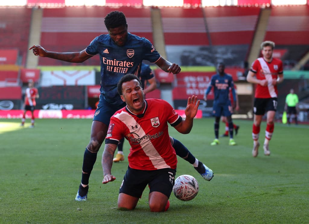 Gabriel dos Santos marcó a los 24’ de juego el terrible autogol que dejó fuera al Arsenal tras caer por la mínima.