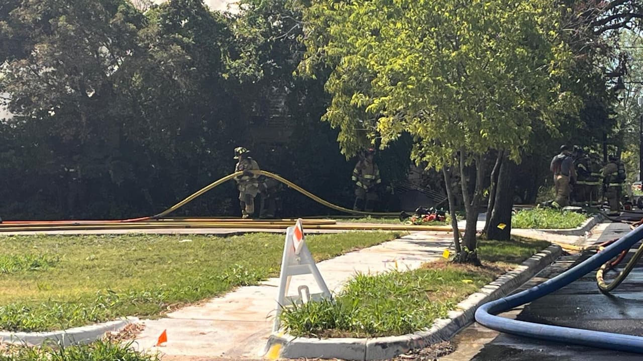 <h3 class="cms-H3-H3">El incendio y la emergencia </h3>
<br>El fuego 
<b>comenzó en una vivienda ubicada cerca de la intersección de Williams Street y East Daggett Avenue</b>, una zona residencial al sureste del centro de Fort Worth. Las llamas se extendieron rápidamente, lo que obligó a los equipos
<b> a solicitar una segunda alarma para reforzar la respuesta</b>. Durante las labores, se escuchó un “mayday”, código de emergencia que alerta de un bombero en peligro. Poco después, el Departamento
<b> informó que uno de sus hombres quedó atrapado cuando el techo del garaje colapsó.</b>