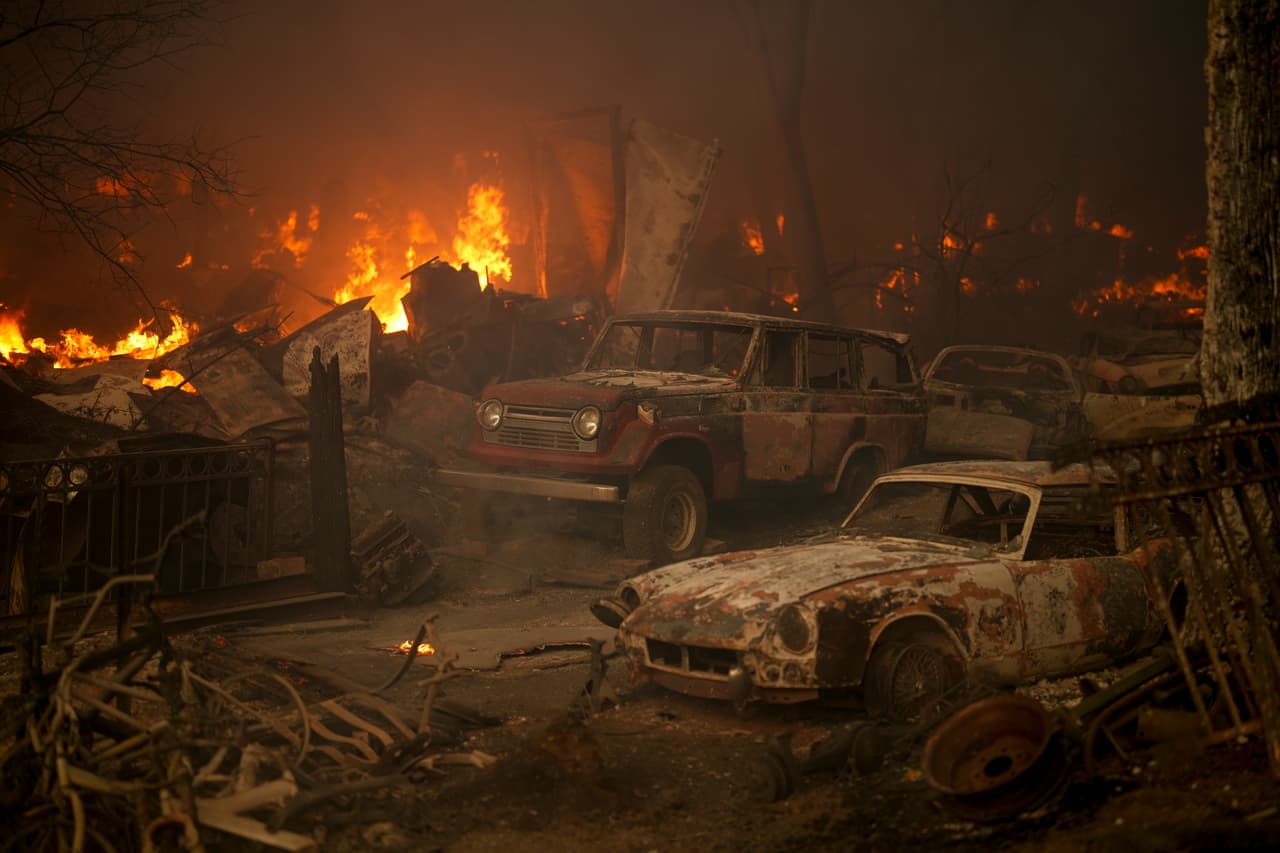 Airport fue el último de estos tres incendios en comenzar el pasado 9 de septiembre en el condado de Orange y se ha extendido a Riverside. Ha quemado 23,410 acres y varias viviendas en El Cariso Village. Tiene un 5% de contención.