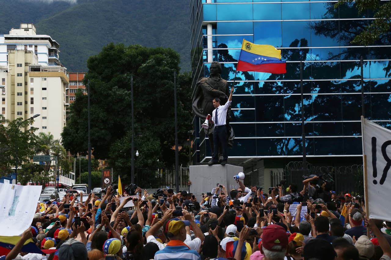Guaidó improvisó otra tarima en el busto de Francisco de Miranda, donde agitó la bandera nacional frente a sus seguidores.