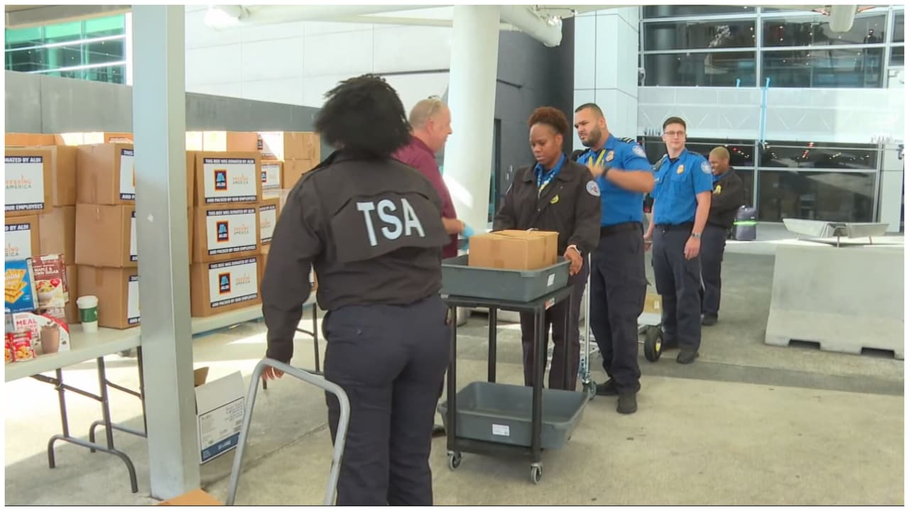 Entregan alimentos a empleados del aeropuerto de Miami afectados por el cierre de gobierno
