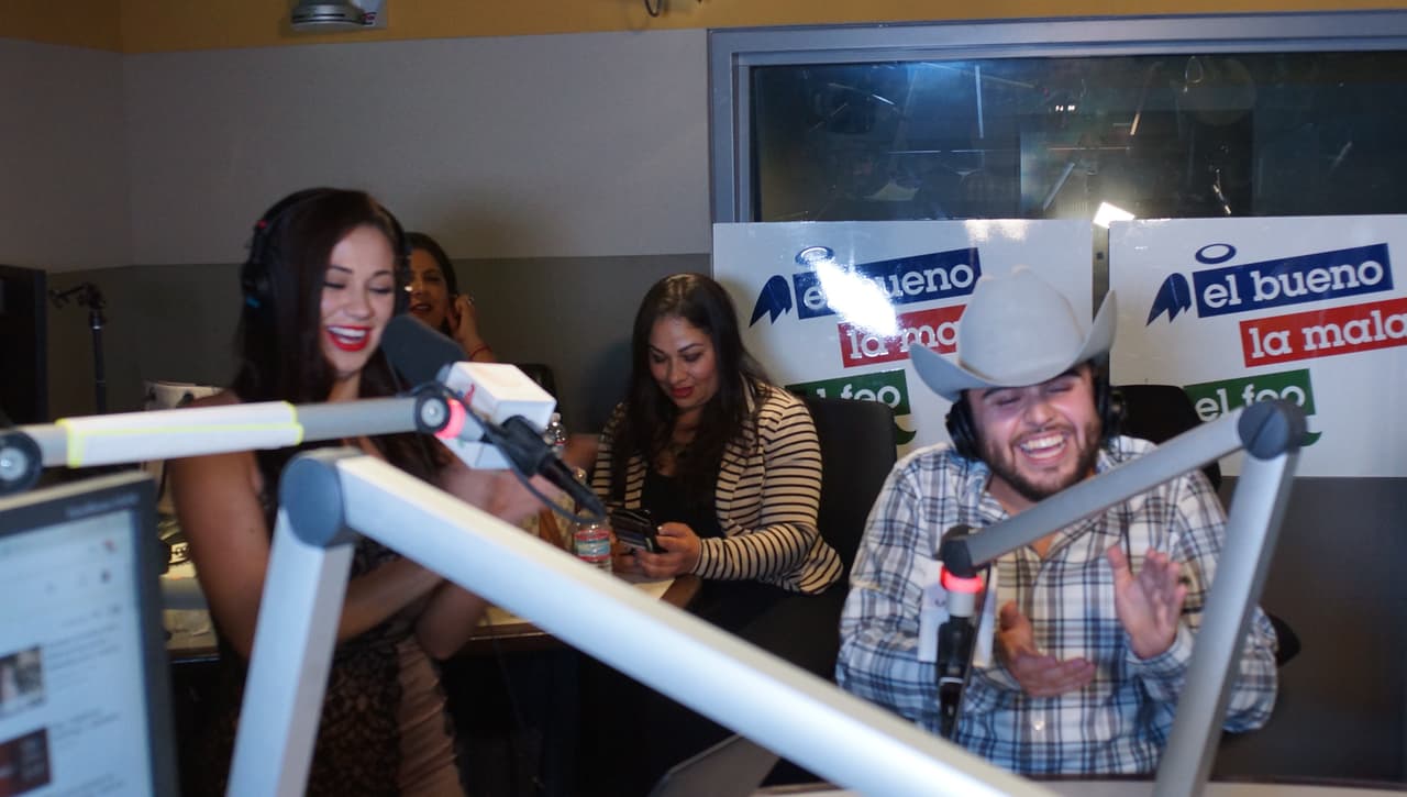 Carla Medrano enamoró a Gerardo Ortiz durante la entrevista del artista con 'El Bueno, La Mala y El Feo'.