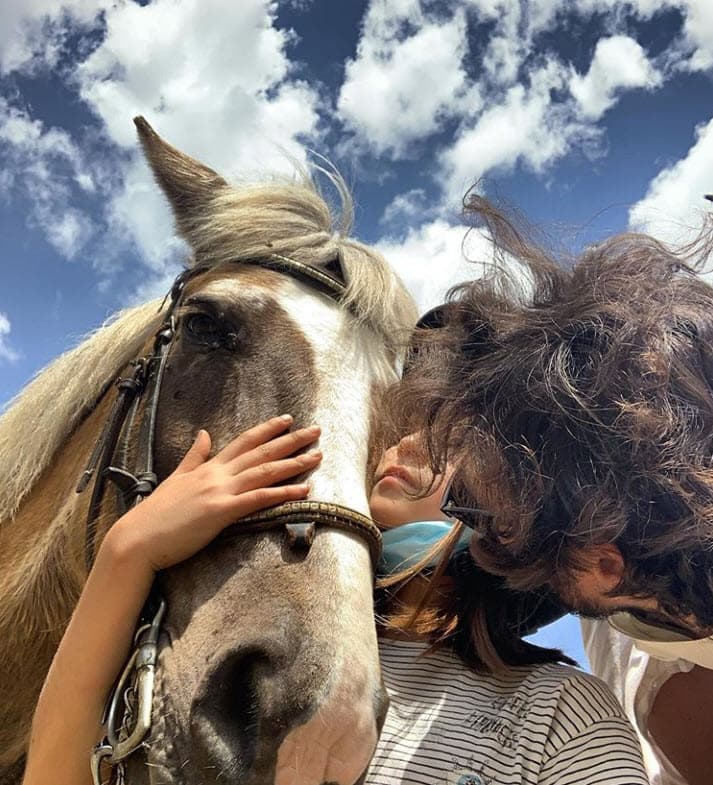 En semanas recientes, se los ha ocultado de manera más sutil, como en 
<b><a href="https://www.instagram.com/p/CA5_lFdllZo/" target="_blank">esta imagen</a></b> en la que aparece Olivia. 
<br>