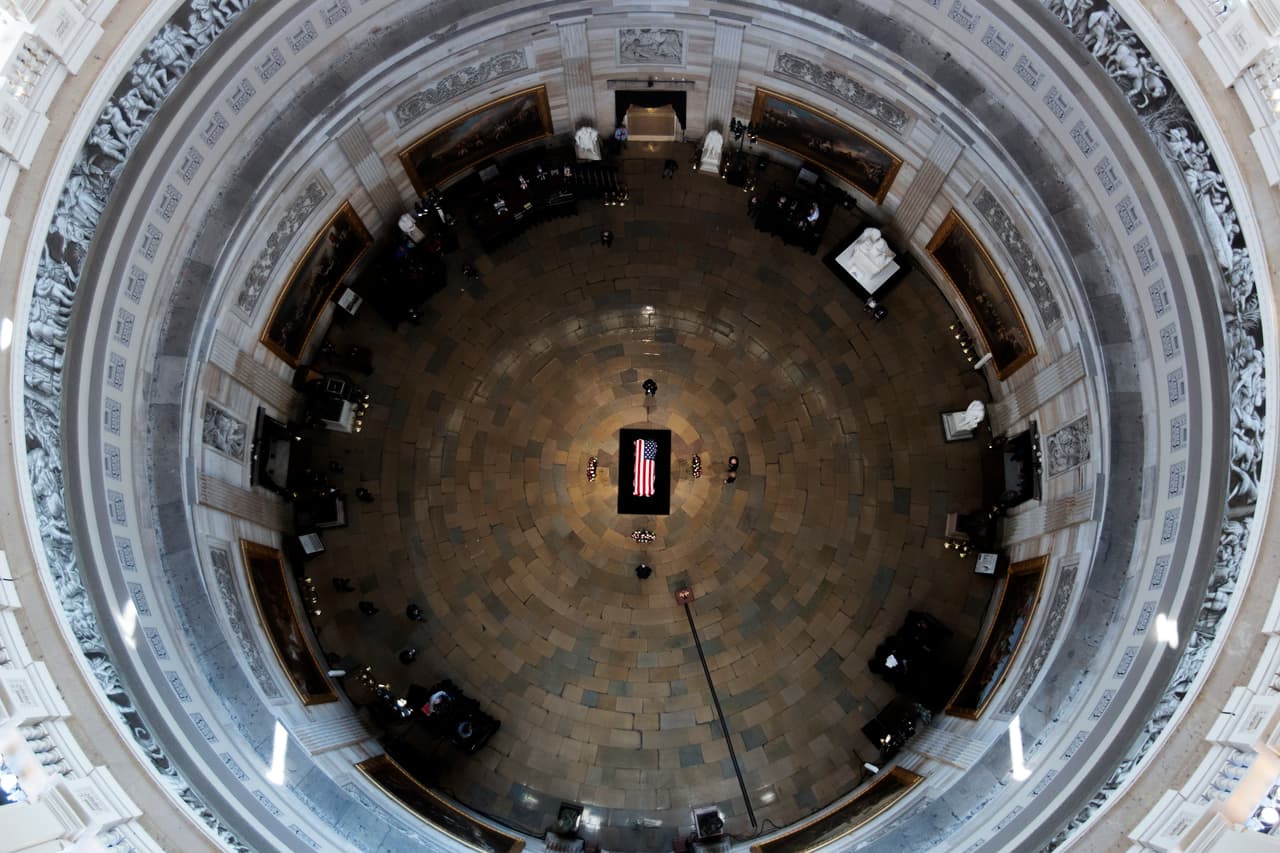 El féretro de Lewis bajo la cúpula del Capitolio, un reconocimiento reservado a las más altas personalidades estadounidenses.