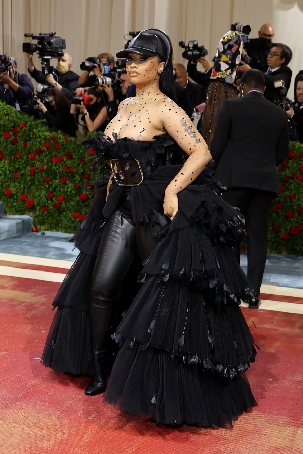 Si bien 
<b>Nicki Minaj </b>escogió un tradicional traje negro con una sobrefalda de plumas para esta gala, destacó con un accesorio muy único: joyería en todo su rostro y hasta cuerpo. La idea del estilo fue de Riccardo Tisci, director creativo de Burberry.