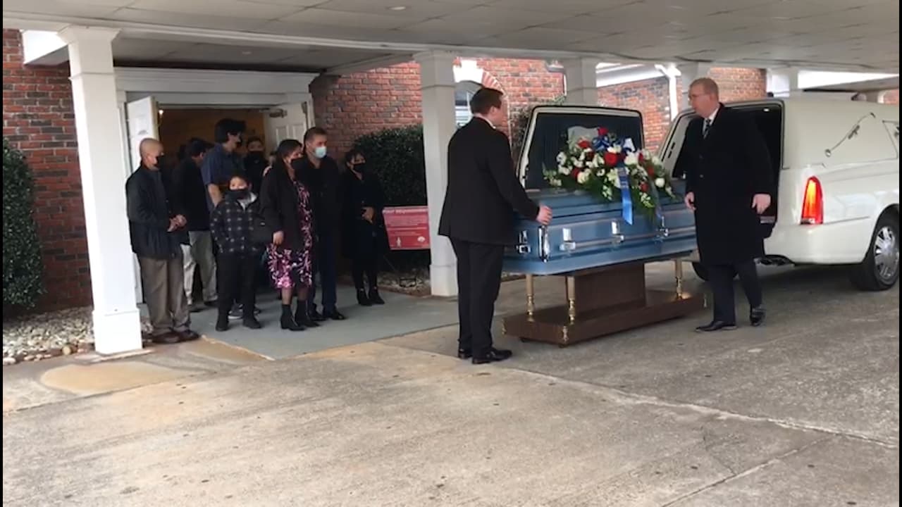 El féretro de Saulo Suárez partió de la funeraria Memorial Home hasta el cementerio Memorial Park en Gainesville.