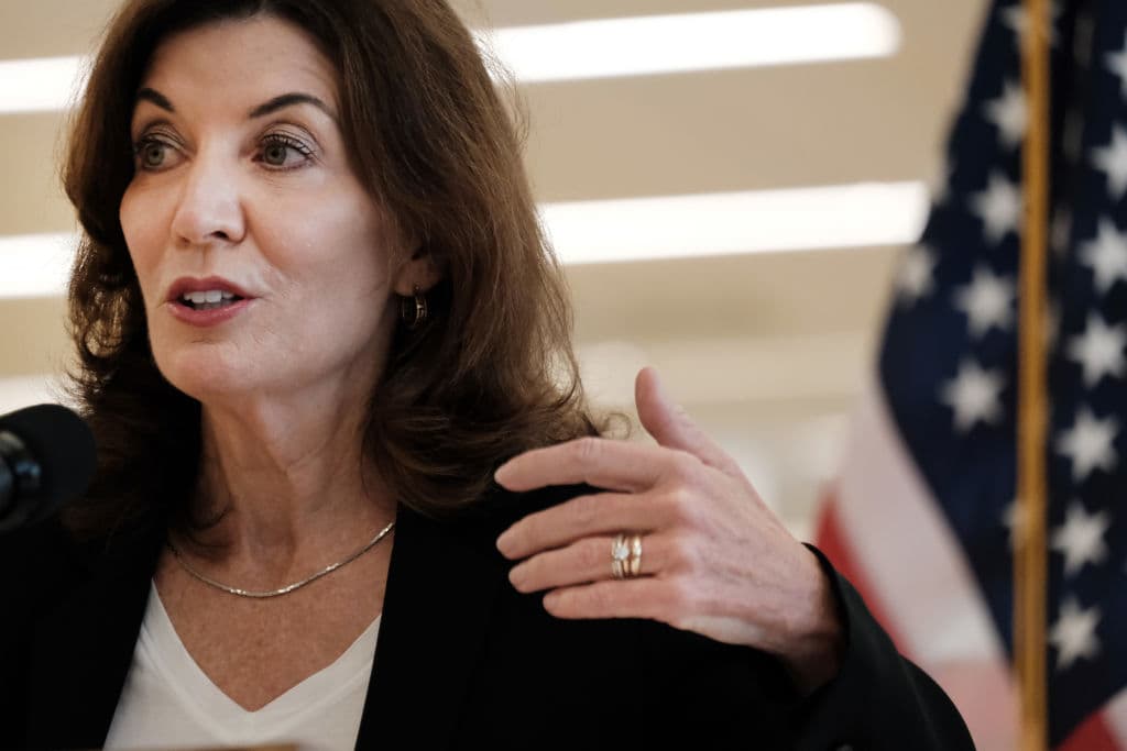 Kathy Hochul “desconecta” el tren eléctrico  de 2,100 millones de dólares de Cuomo. Busca otras alternativas 